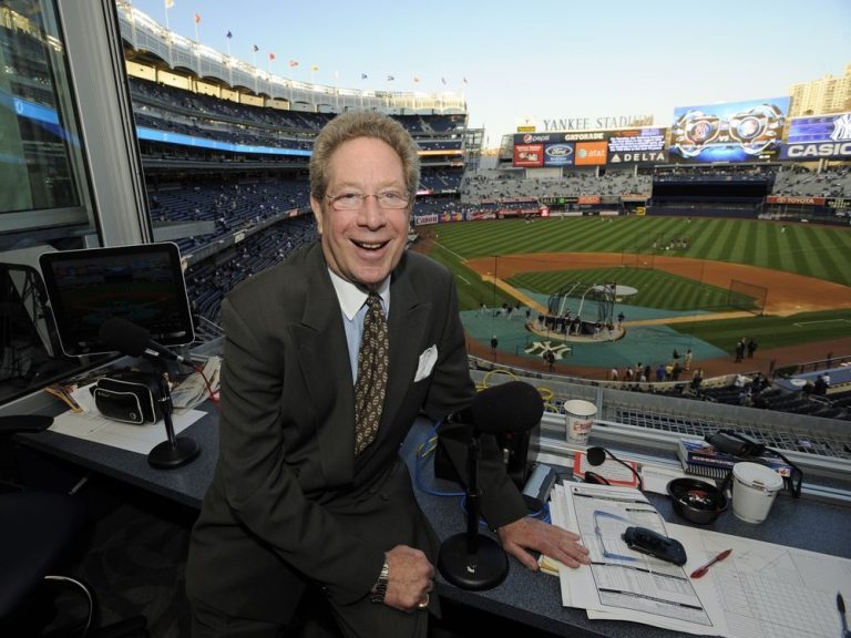 ‘Aïe !  AH !  Aïe !’  Le diffuseur des Yankees John Sterling touché par une fausse balle, poursuit son commentaire