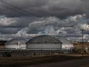 Conteneurs de stockage de pétrole Husky Midstream au terminal de Hardisty à Hardisty, en Alberta.