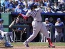 Le frappeur des Blue Jays Vladimir Guerrero Jr. frappe un coup de circuit en cinquième manche contre les Royals au Kauffman Stadium de Kansas City, Mo., le jeudi 6 avril 2023.