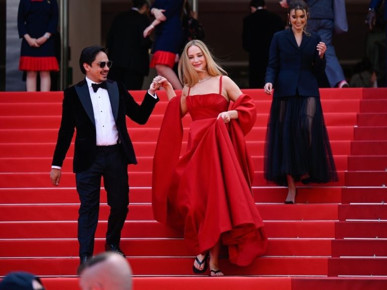 Jennifer Lawrence explique pourquoi elle portait des tongs à Cannes