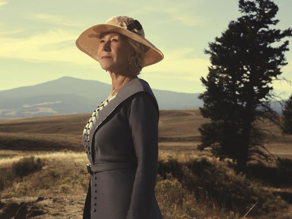 Helen Mirren portant un chapeau debout dans la campagne à Yellowstone 1923