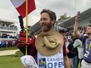 Le caddie Dave Merkle savoure la victoire de Nick Taylor à l'Omnium canadien RBC le dimanche 11 juin 2023 au Oakdale Golf and Country Club de Toronto.