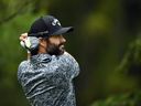 Adam Hadwin du Canada frappe son premier coup au deuxième trou lors de la ronde finale de l'Omnium canadien RBC au Oakdale Golf and Country Club le dimanche 11 juin 2023 à Toronto.