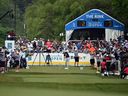 Chesson Hadley frappe son premier coup au 14e trou lors de la troisième ronde de l'Omnium canadien RBC au Oakdale Golf & Country Club à Toronto, le samedi 10 juin 2023.