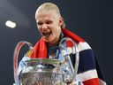 Erling Haaland de Manchester City célèbre avec le trophée de l'UEFA Champions League et le drapeau norvégien après la victoire de l'équipe lors du match final de l'UEFA Champions League 2022/23 entre le FC Internazionale et le Manchester City FC au stade olympique Atatuerk le 10 juin 2023 à Istanbul, en Turquie. 