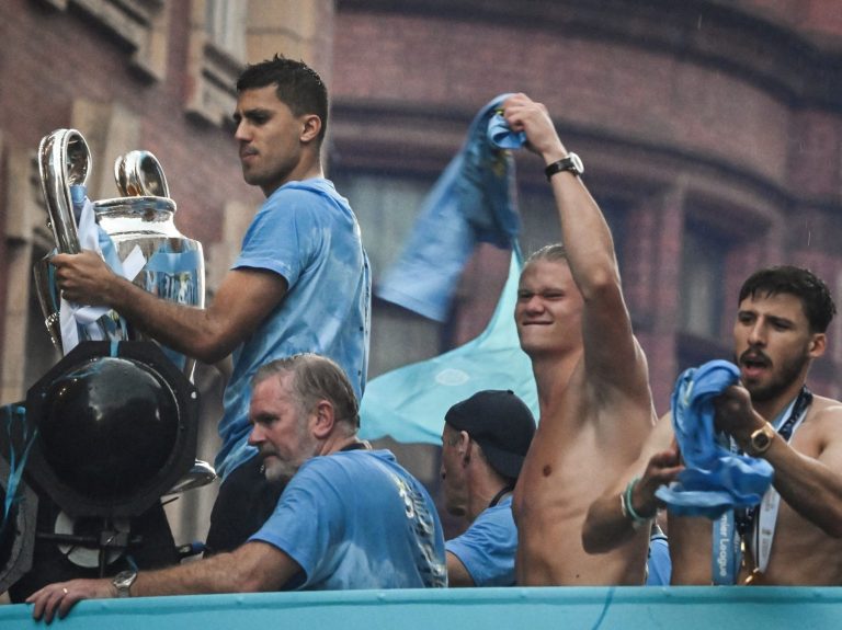 Manchester City célèbre le triplé des trophées majeurs avec un défilé de bus à ciel ouvert sous la pluie