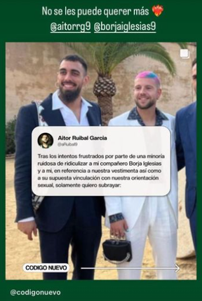 Aitor Ruibal tient un sac à main avec son partenaire dans une image publiée sur Instagram.