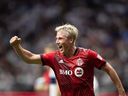 L'ancien défenseur du Toronto FC Lukas MacNaughton s'épanouit à Nashville, il revient au BMO Field samedi alors que Nashville cherche à prolonger sa séquence sans défaite à neuf matchs.  MacNaughton célèbre son but lors de la finale du Championnat canadien de soccer à Vancouver, le mardi 26 juillet 2022.