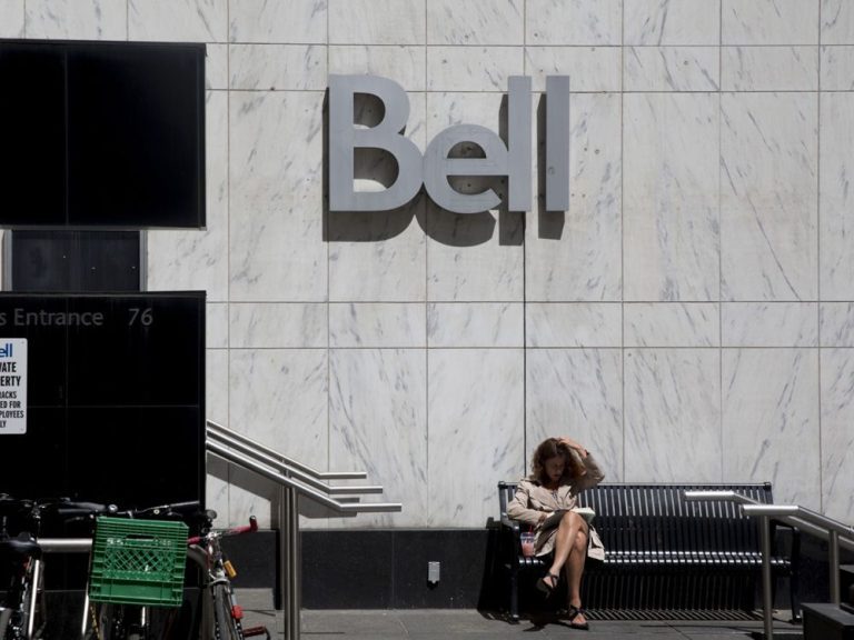 Bell supprime 1 300 postes, ferme ou vend 9 stations de radio