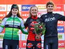 La Belge Marion Norbert Riberolle, la Néerlandaise Denise Betsema et l'Américaine Austin Killips photographiées sur le podium après la course d'élite féminine de l'événement cycliste 'Kasteelcross', course 7/8 dans la compétition 'Exact Cross', samedi 21 janvier 2023 à Zonnebeke. 