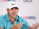 Brooks Koepka parle aux médias lors d'une conférence de presse avant le 123e US Open Championship.