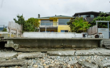 Même les milliardaires doivent commencer quelque part, et dans le cas de Pattison, c'était cette petite maison jaune sur la plage.