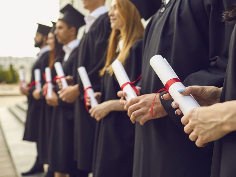 8 étapes que votre nouveau diplômé peut suivre pour établir un avenir sans dette