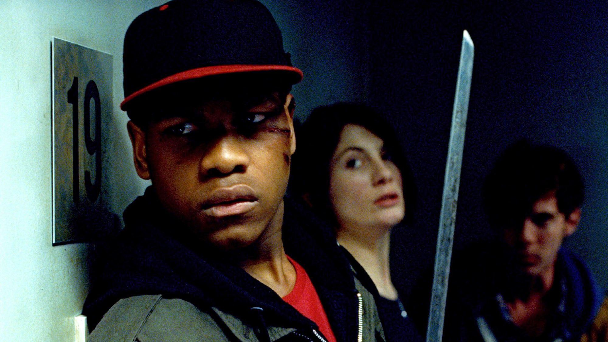 (De gauche à droite) John Boyega, Jodie Whittaker et Luke Treadway dans Attack the Block