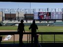 Dans cette photo d'archive, les ouvriers poursuivent la construction du Las Vegas Ballpark le 28 mars 2019. Le stade abrite la filiale Triple-A d'Oakland A, les Las Vegas Aviators.