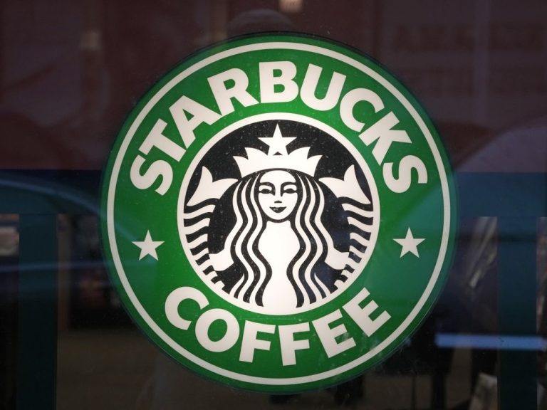 Le jury attribue 25,6 millions de dollars au directeur blanc de Starbucks licencié après l’arrestation de 2 hommes noirs