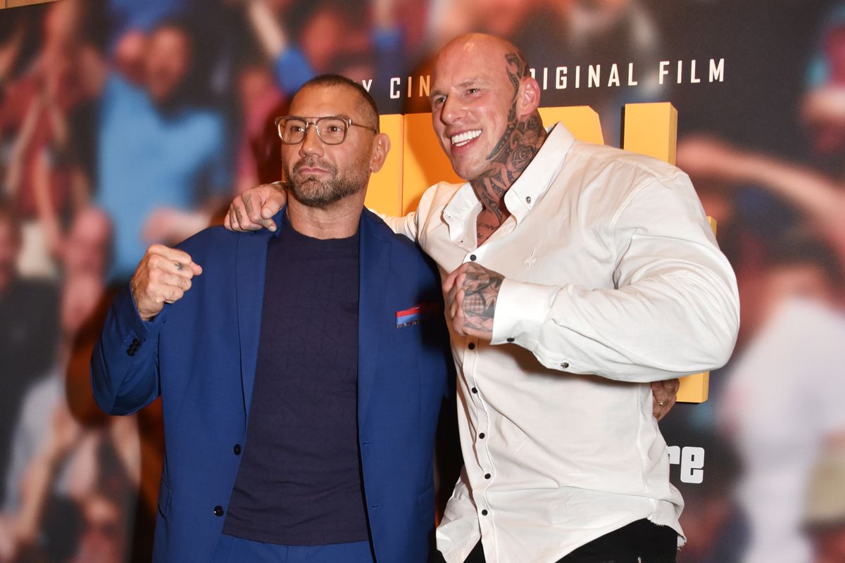 Dave Bautista et Martyn Ford posant côte à côte alors qu'ils assistent à la première de Final Score en 2018 à Londres, en Angleterre.