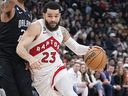 Le garde des Raptors Fred VanVleet dribble le ballon lors d'un match la saison dernière.