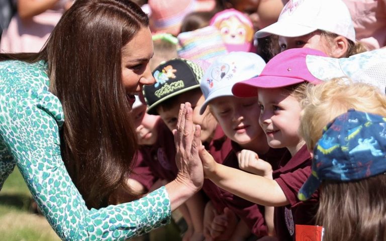 La princesse de Galles interrompue par un bébé qui rote alors qu’elle rencontre des visiteurs médicaux