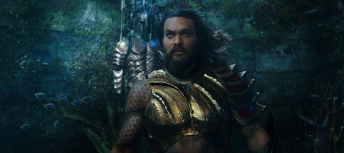 Jason Momoa dans le live-action Aquaman, sous l'eau et en armure