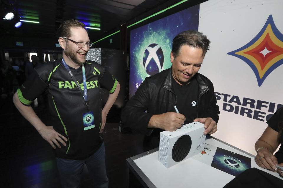 IMAGE DISTRIBUÉE POUR XBOX - Phil Spencer, à droite, responsable de Xbox, signe la console d'un fan lors d'une rencontre au Xbox FanFest 2023 le dimanche 11 juin 2023 à Los Angeles.  (Casey Rodgers/AP Images pour Xbox)