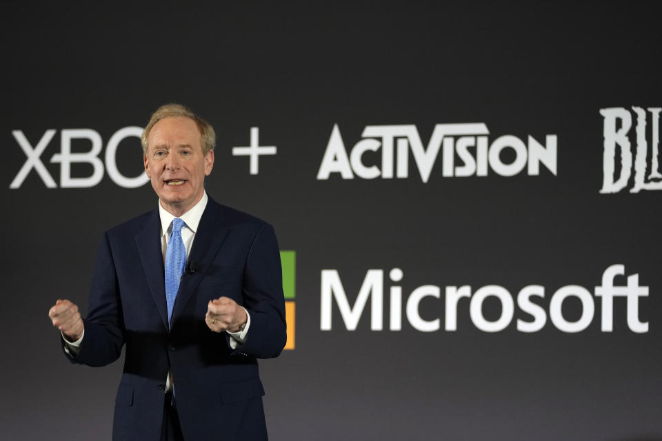 DOSSIER – Le président de Microsoft, Brad Smith, prend la parole lors d'une conférence de presse concernant l'acquisition d'Activision Blizzard par Microsoft et l'avenir du jeu à Bruxelles, le mardi 21 février 2023. L'offensive de charme de Microsoft auprès du monde les gouvernements commencent à perdre une partie de son charme alors que le géant du logiciel est confronté à certains de ses contrôles antitrust les plus difficiles depuis que le co-fondateur Bill Gates était aux commandes.  (AP Photo/Virginia Mayo, Fichier)