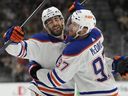 Le centre des Oilers d'Edmonton Connor McDavid, à droite, embrasse Evan Bouchard (2) après que le défenseur a marqué contre les Golden Knights de Vegas lors de la première période du deuxième match d'une série éliminatoire de deuxième ronde de la Coupe Stanley de hockey de la LNH à Las Vegas, le samedi 6 mai. 2023. Bouchard, 23 ans, d'Oakville, en Ontario, mène tous les joueurs de la LNH au chapitre des points en avantage numérique (12) avec trois buts et neuf passes en huit matchs.