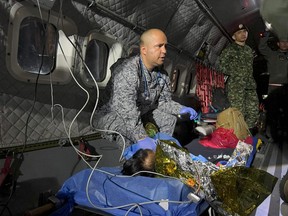 Un soldat colombien surveille un enfant.