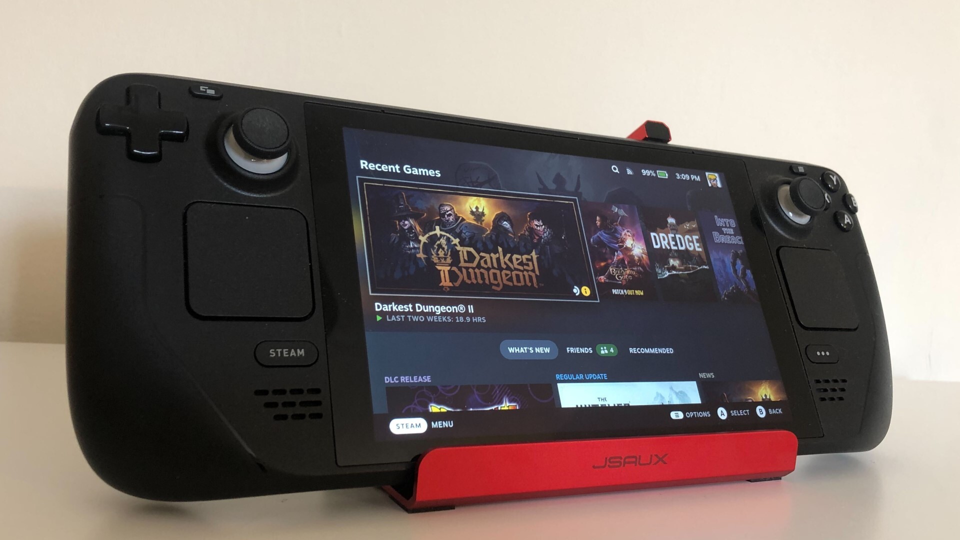 JSAUX USB 6-en-1 Steam Deck Dock avec un Steam Deck dessus, affichant la page Steam pour Darkest Dungeon