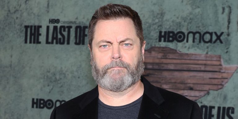 La star de The Last of Us, Nick Offerman, fustige les "fanatiques" après avoir reçu de la haine homophobe
