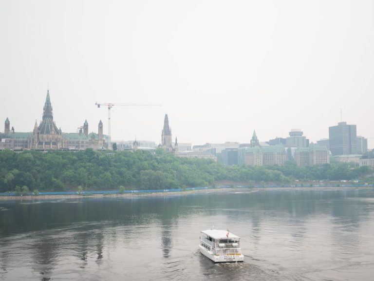 Un pompier d’Ottawa subit des blessures non critiques en combattant un incendie à deux alarmes