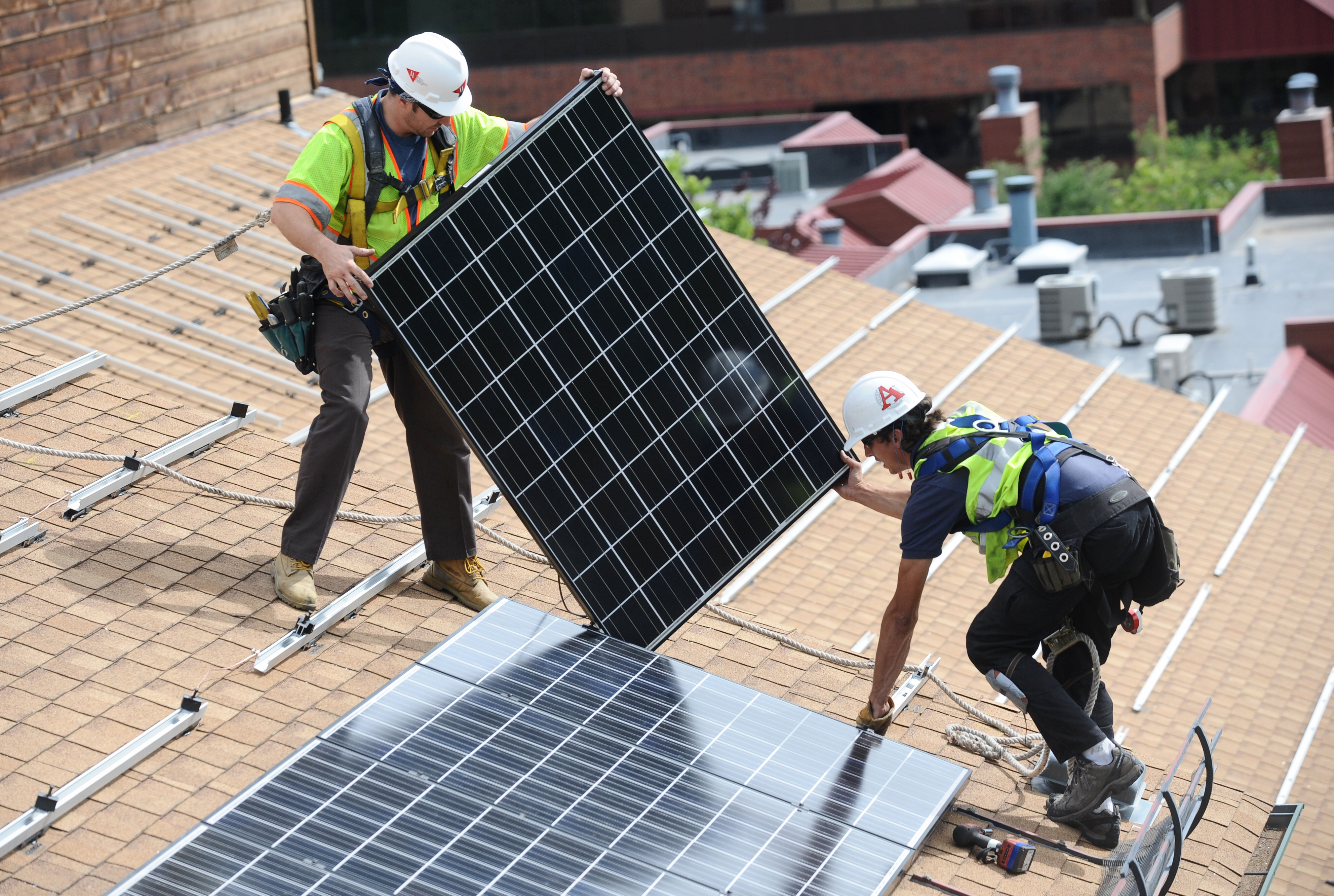 L'équipage installe des panneaux solaires sur un immeuble.