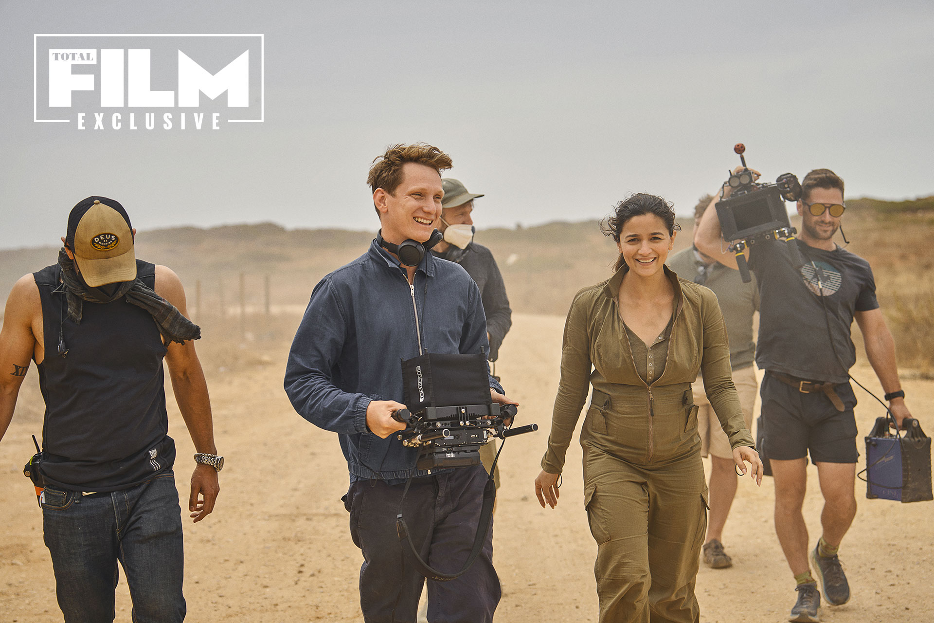 Tom Harper et Alia Bhatt sur le tournage de Heart of Stone