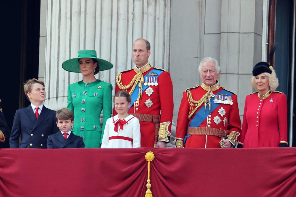 londres, angleterre 17 juin prince george de galles, prince louis de galles, princesse charlotte de galles, catherine, princesse de galles, prince william, prince de galles et le roi charles iii avec la reine camilla debout sur le balcon du palais de buckingham pour regarder une mouche passé d'avions par la royal air force lors de la parade de la couleur le 17 juin 2023 à londres, en angleterre la parade de la couleur est un défilé traditionnel organisé pour marquer l'anniversaire officiel des souverains britanniques ce sera la première parade de la couleur tenue pour le roi charles iii depuis il est monté sur le trône photo par neil mockfordgetty images