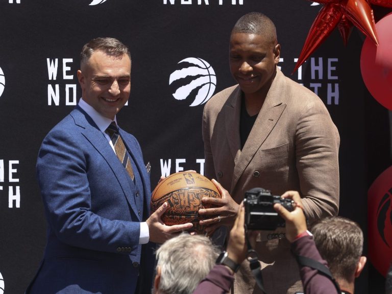 SIMMONS : Sourire mis à part, les Raptors sont à Darko avec le nouvel entraîneur Rajakovic