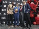 Le président des Raptors de Toronto, Masai Ujiri (L), présente son nouvel entraîneur-chef Darko Rajakovic avec Larry Tanenbaum et le directeur général Bobby Webster (R) à l'extérieur de la Scotiabank Arena à Toronto le 13 juin 2023.  