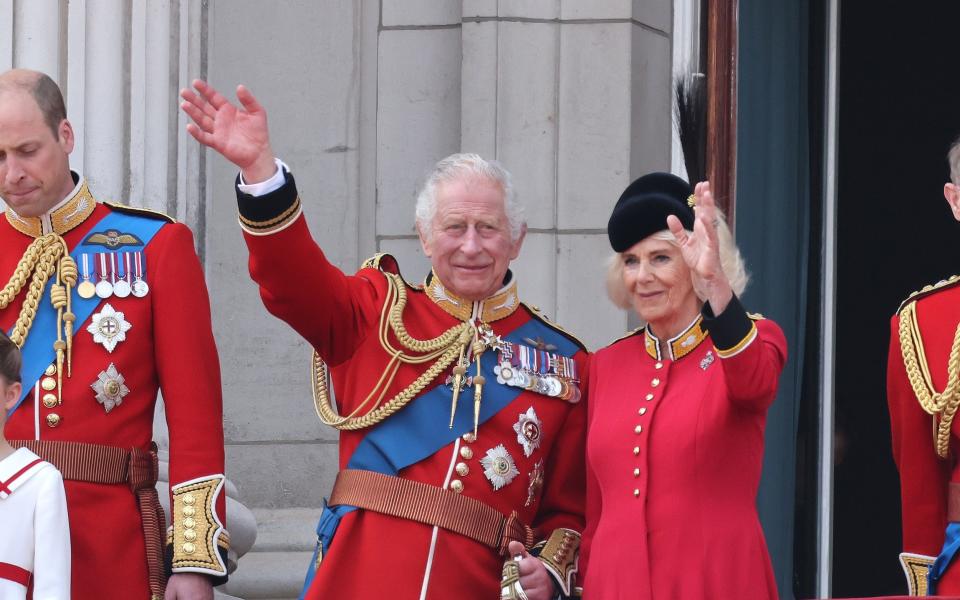 La reine habillée pour correspondre au roi