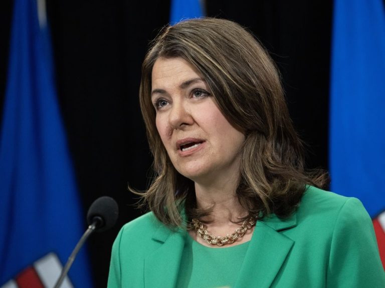 La première ministre de l’Alberta, Danielle Smith, mélange des visages familiers dans de nouveaux rôles au Cabinet