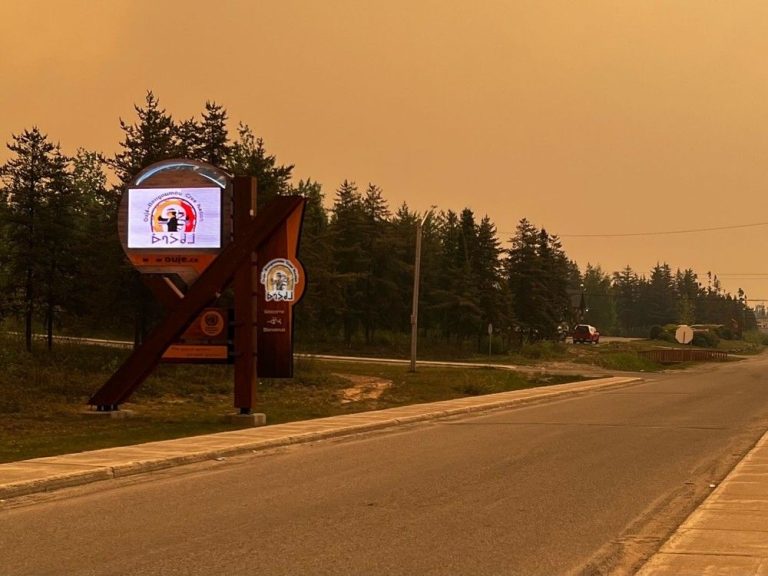 Les feux de forêt ralentissent au Québec, mais la fumée persiste, selon les autorités