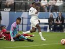 Jonathan David du Canada (à droite) marque devant le gardien de but Orlando Mosquera du Panama lors de la première moitié d'un match de football des demi-finales de la Ligue des Nations de la CONCACAF le 15 juin 2023 à Las Vegas.