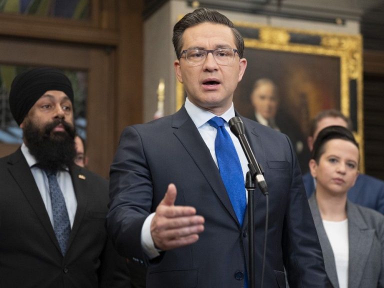 Pierre Poilievre s’apprête à battre un record alors qu’il parle pendant des heures à la Chambre pour bloquer le budget