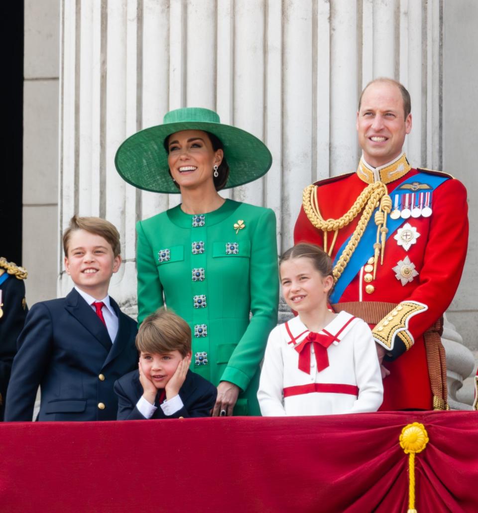 londres, angleterre 17 juin prince george de galles, prince louis de galles, catherine, princesse de galles, princesse charlotte de galles, prince william de galles sur le balcon pendant la parade de la couleur le 17 juin 2023 à londres, angleterre parade la couleur est un défilé traditionnel organisé pour marquer l'anniversaire officiel des souverains britanniques ce sera la première parade de la couleur tenue pour le roi charles iii depuis qu'il est monté sur le trône photo de samir husseinwireimage