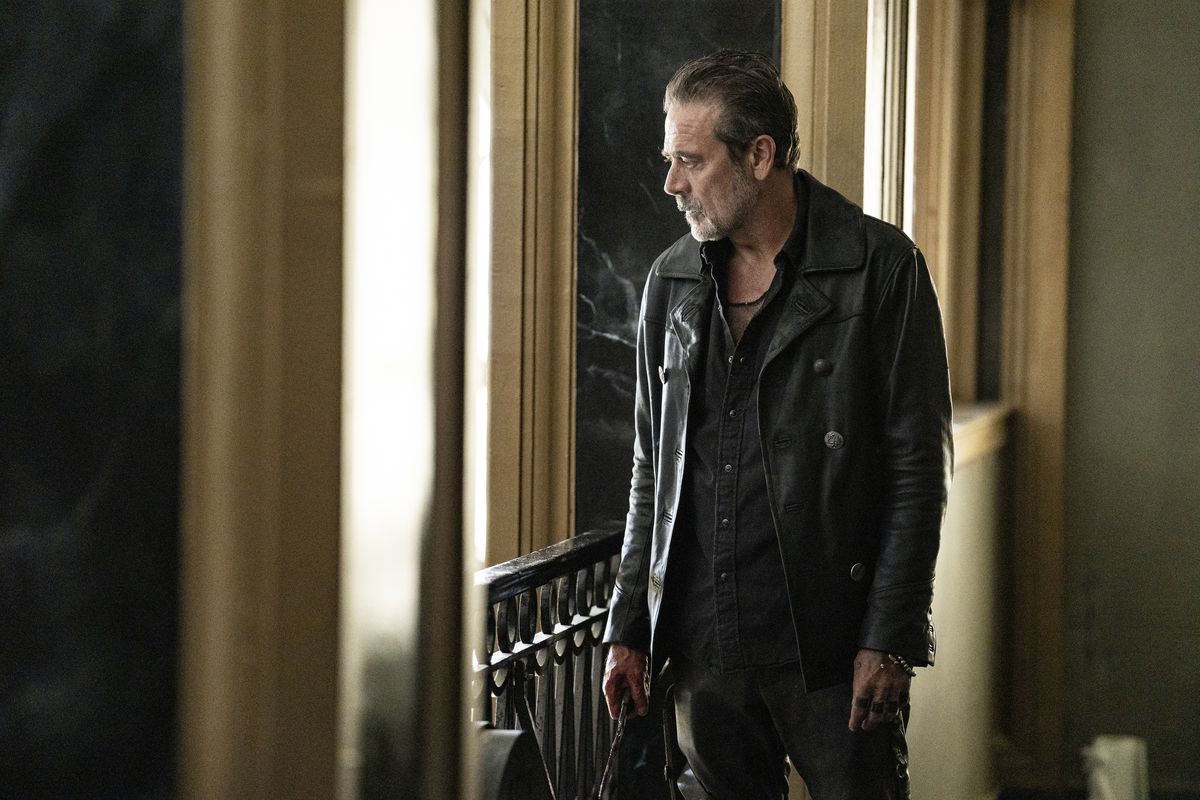 Negan (Jeffrey Dean Morgan) regarde avec lassitude par la fenêtre dans une image de Dead City