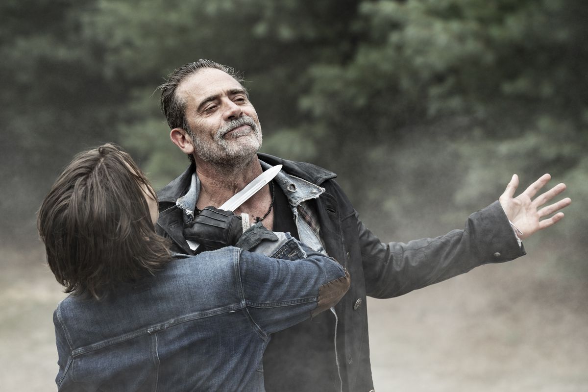 Maggie (Lauren Cohan) tenant un couteau contre la gorge de Negan (Jeffrey Dean Morgan) dans une image de The Walking Dead : Dead City