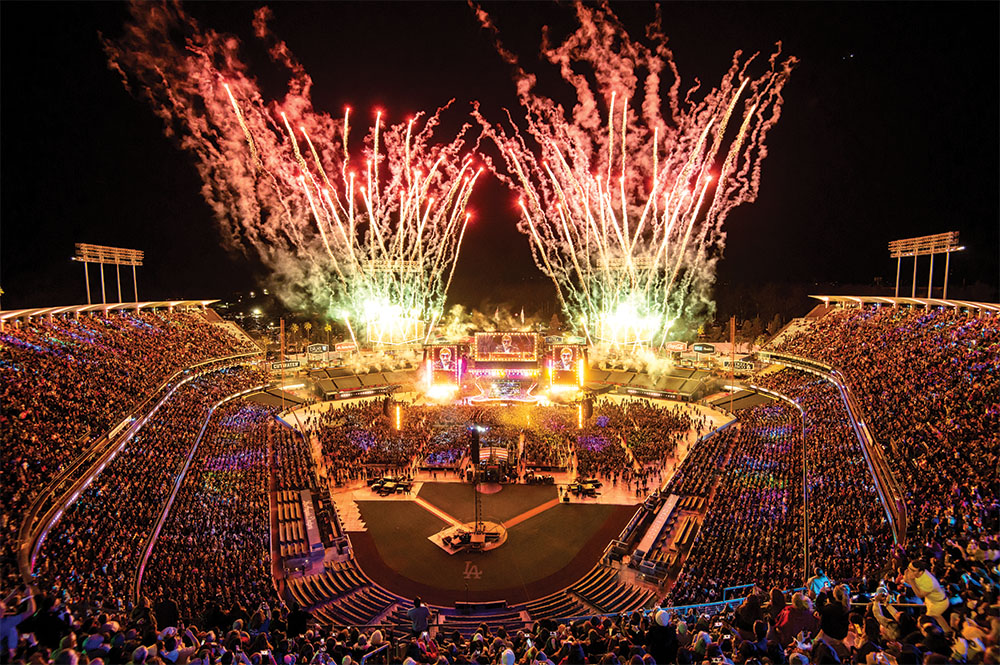 Feux d'artifice à la fin du set de 24 chansons au Dodger Stadium, qui comprenait les tubes 