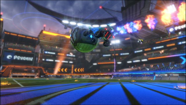 Voiture frappant la balle dans Rocket League.