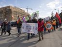 Un groupe de personnes marchent pour soutenir le maintien de l'urgence de l'Hôpital de Lachine le 18 mars 2023. Un groupe de médecins du Québec a écrit une lettre au ministre de la Santé Christian Dubé pour dire que les urgences de la province ont atteint le 