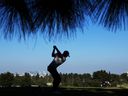 Wyndham Clark, des États-Unis, joue son tir du 1e tee lors du troisième tour du 123e US Open Championship au Los Angeles Country Club le 17 juin 2023 à Los Angeles, en Californie.