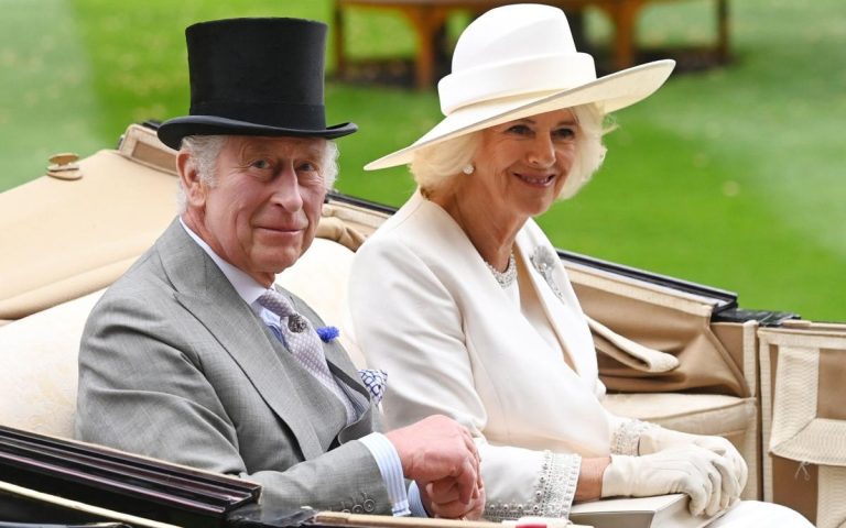 La reine Camilla suit son propre chemin de la mode à Royal Ascot – mais avec un hommage touchant