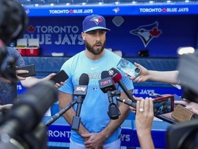 Le lanceur des Blue Jays Anthony Basstalks aux journalistes au Rogers Center mardi.